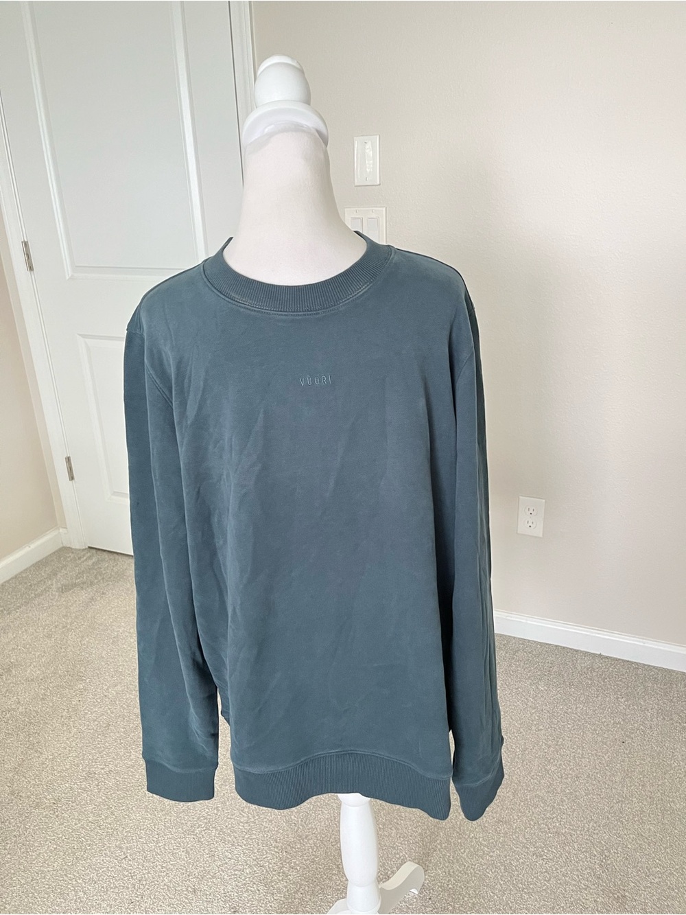 NWT Vuori Mens Washed Cyress Logo Crewneck Sweatshirt Size Medium in Deep Sea